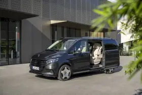 Ciemnoszary Mercedes-Benz Klasa V z otwartymi drzwiami, widoczne jasne fotele.