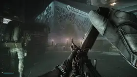 Gracz z karabinem w rękach, gotowy do akcji w grze Escape from Tarkov na PS5. W tle budynek TerraGroup i ciężarówka.