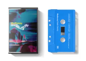 Kaseta Mudhoney "Plastic Eternity" - pamiątka z mojej podróży. Niebieska kaseta z listą utworów, obok okładka albumu.