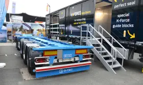 Niebieska rama pod kontener, ciężarówka z drzwiami bocznymi K-FORCE i schodkami. Nowoczesny transport intermodalny.