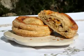 Rustico leccese ricetta: sfogliata dorata ripiena di formaggio e verdure, un classico salentino.