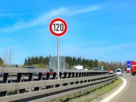 Geschwindigkeitsbegrenzung 120 auf der Autobahn. Dieses Schild zeigt, wie schnell man auf der Autobahn fahren darf.