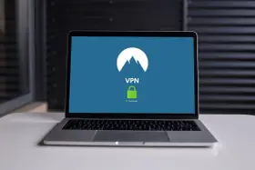 Laptop z ekranem pokazującym logo VPN i zieloną kłódkę. To jest odpowiedź na pytanie: openvpn co to.