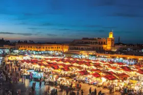 Tętniący życiem plac w Marrakeszu nocą. W czerwcu pogoda sprzyja wieczornym spacerom pośród straganów.