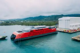 Nowy prom Fjord FSTR, gotowy do rejsów między Norwegią a Danią, cumuje przy nabrzeżu.