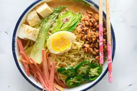 Pyszny przepis na ramen miso: makaron, jajko, tofu, mięso mielone, pak choi i papryczki jalapeno.