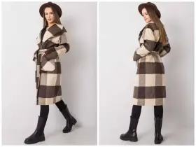 Eleganckie płaszcze w kratę w odcieniach brązu i beżu, idealne na jesienne stylizacje. Modelka prezentuje je z brązowym kapeluszem i czarnymi kozakami.