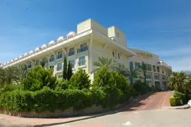 Nowe, jasne budynki hotelowe z balkonami i palmami. Wiele zieleni. Meder Resort Hotel opinie są pozytywne.