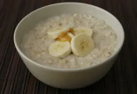 Un tazón de avena cremosa con rodajas de plátano y miel. Dicen que la papilla engorda a los adultos, pero esta parece deliciosa.