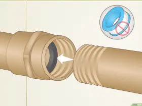 Instrukcja pokazuje, jak nawijać taśmę teflonową na gwinty, by zapewnić szczelność połączeń hydraulicznych.