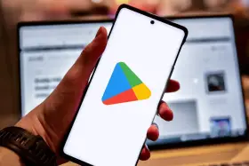 Smartfon z logo Sklepu Play. Dowiedz się, jak zainstalować Sklep Play na swoim urządzeniu.