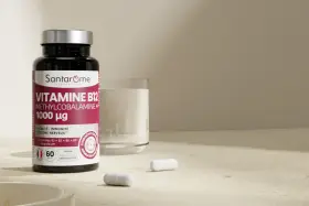 Bouteille de vitamine B12 Santarôme, 1000 µg, avec un verre de lait et des gélules. Idéal pour la vitalité et le système nerveux.