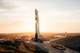 Rakieta SpaceX gotowa do startu. Słońce wschodzi nad kosmodromem, zapowiadając wielką wyprawę na Marsa.