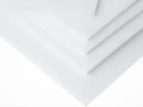 Kilka białych arkuszy tarflenu ułożonych warstwowo, tworzących geometryczny wzór.