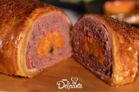 Un delicioso pastel de carne tradicional, horneado en masa dorada y relleno de zanahorias.