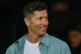 Uśmiechnięty Robert Lewandowski, zastanawiamy się, ile języków zna Robert Lewandowski, grając w międzynarodowych klubach.