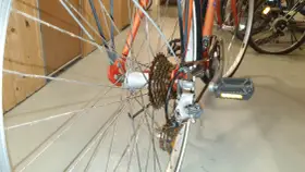 Detaljbild av cykelns bakhjul med kassett och växel. Förbereder för att byta bakhjul på cykeln med 3 växlar.