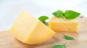 Bezpieczny ser żółty dla niemowlaka: Od kiedy? Jaki wybrać?