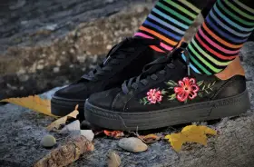 Jakie skarpetki do sneakersów – unikaj błędów w stylizacji