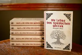 Bücherstapel mit Titeln über nordische Götter, Runen und Symbole. Ein Buch mit dem Titel "Die Lehre der nordischen Götter" steht vorne.