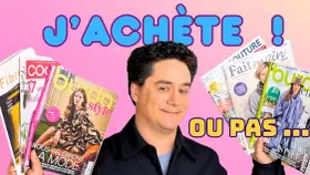 Un homme souriant tient plusieurs magazines de couture, avec le texte "J'ACHÈTE ! OU PAS ..." en arrière-plan.