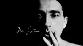 Primo piano di un volto illuminato da un lato, con la firma "Jean Cocteau" in corsivo. Un'immagine evocativa dei suoi film.