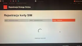 Na ekranie komputera trwa rejestracja karty SIM w Orange Online. Widoczny jest trzeci krok: Rejestracja.
