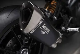 Wydech Akrapovič z logo Triumph. Zastanawiasz się, ile decybeli może mieć auto? Ten motocykl z pewnością doda mocy wrażeniom.