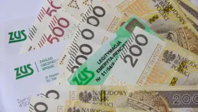 ZUS i polskie banknoty 200 i 500 zł. Legitymacja emeryta-rencisty ZUS leży na pieniądzach.