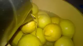 Cytryny w wodzie, gotowe do przygotowania najlepsza cytrynówka przepis.