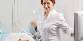 Lekarka wykonuje badanie USG, które może pomóc zdiagnozować pieczenie pochwy.