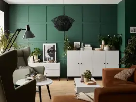 Zieleń ścian idealnie komponuje się z białymi meblami, tworząc eleganckie i nowoczesne wnętrze.