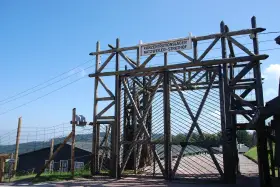 Brama obozu koncentracyjnego Natzweiler-Struthof. Ciekawostki o Stutthofie i innych miejscach pamięci.