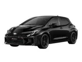 Czarna Toyota Corolla GR z agresywnym grillem i sportowymi felgami, gotowa do podboju dróg.