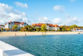 Piękna plaża i zabytkowe budynki nad morzem. Idealne miejsce, gdzie na wakacje w październiku, gdy jesienne liście mienią się kolorami.