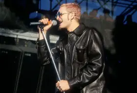 Layne Staley w skórzanej kurtce śpiewa do mikrofonu. Jego śmierć wciąż porusza fanów.