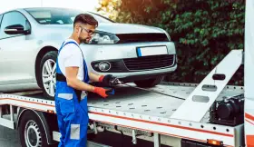 Mechanik przygotowuje auto do transportu. Zastanawiasz się, ile czasu na wyrejestrowanie auta po sprzedaży?