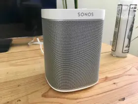 Sonos Play 1 Lautsprecher auf Holztisch. Vielleicht hilft ein Sonos Play 1 Reset, wenn er Probleme macht.