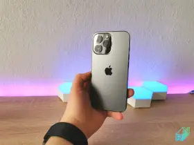Dłoń trzyma iPhone 13 Pro. Zastanawiasz się nad jego pojemnością baterii?