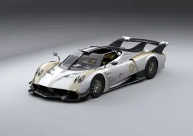 Srebrno-złoty Pagani Huayra R Evo z numerem 1, gotowy do wyścigu.