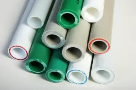 Różne rury plastikowe, białe, zielone i beżowe, z kolorowymi pierścieniami przy końcach, pokazujące metody łączenia rur plastikowych.