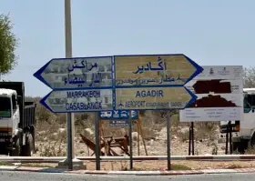 Droga do Casablanki jest bezpieczna, wskazują znaki kierunkowe na Marrakesz i Agadir.