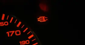 Kontrolka FAP świeci się na desce rozdzielczej, sygnalizując problem z filtrem cząstek stałych.