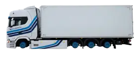 Biała ciężarówka z niebieskimi pasami i logo "TH LOGISTIC" gotowa do transportu.