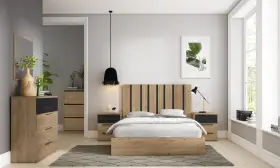 Habitación moderna con cama de madera, mesitas de noche, cómoda y alfombra de diseño. Varios tipos de alfombras se ven en la imagen, aportando calidez.