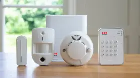 Säkerhetssystem med rörelsedetektor, dörrsensor, rökdetektor och manöverpanel. Styr allt enkelt med Cleverio app.