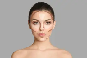Modelka pokazuje, gdzie nakładać bronzer i rozświetlacz, by wymodelować twarz. Linie wskazują idealne miejsca aplikacji.