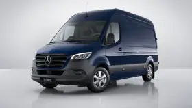 Ciemnoniebieski Mercedes Sprinter stoi na błyszczącej podłodze.