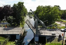 Podniesiony most zwodzony nad kanałem, jedna z atrakcji Nowego Dworu Gdańskiego.