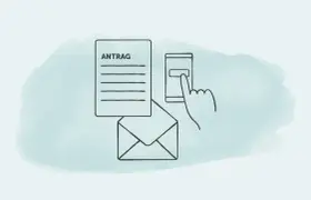 Antrag für mdk pflegegrad wird digital bearbeitet. Ein Finger tippt auf ein Smartphone neben einem Briefumschlag.